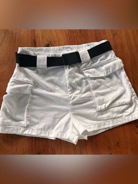 Aritzia tna cargo shorts with belt M
